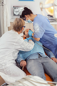 高级女牙医 检查与照镜病人的健康状况外科老年护士椅子专家工具办公室诊所男人药品图片