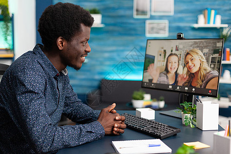 黑人在视频电话中与朋友和家人交谈通讯生活用户父亲计算机桌子电脑父母相机家庭图片