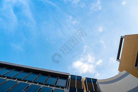 天空山峰建筑和蓝色的天空窗户建筑学白色办公室公司城市学校玻璃商业背景