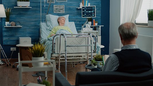 患有疾病的退休病人病床在医院的床上收容所卫生帮助病房老年手术护理药品治疗房间图片