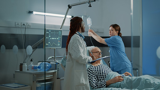 美国护士和非洲医生 治疗病人 住院病人老人管子设施监护急诊室监视器药片病房康复房间图片