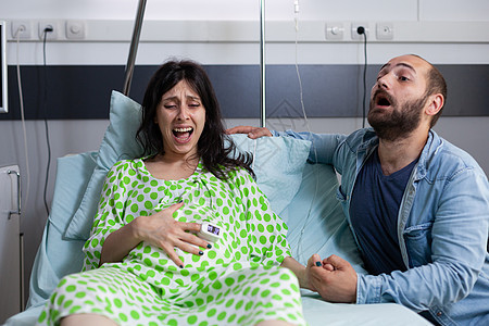 怀孕妇女分娩后患上宫颈癌家庭父母检查孩子房间护士男人诊所技术婴儿背景图片