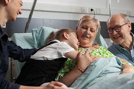 家属探视住院病房中生病的已退休老年老年妇女保健外科女孩祖父母手术孙女临床女士药品家庭图片