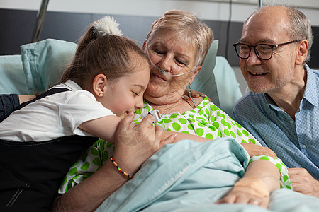 家属探视住院病房中生病的已退休老年老年妇女卫生关爱家庭祖母外科祖父孙女女孩手术微笑图片