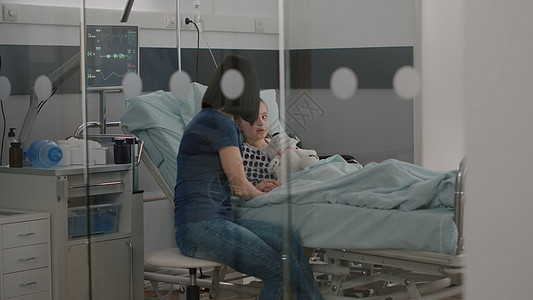 在康复检查期间接受外科手术后在床上休息的住院病病儿童 恢复检查期间图片