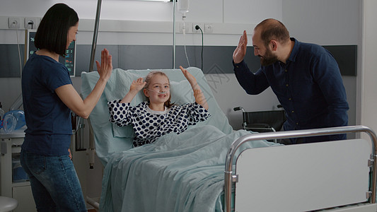 在康复检查期间 家庭与女儿病人分享五倍高的丰度和喜悦的积极积极性手术咨询孩子疾病考试笑声药物病房治疗女士图片