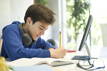 有平板电脑在家里学习的学生男孩 在家学习技术小学孩子视频老师学校家庭教育互联网在线图片