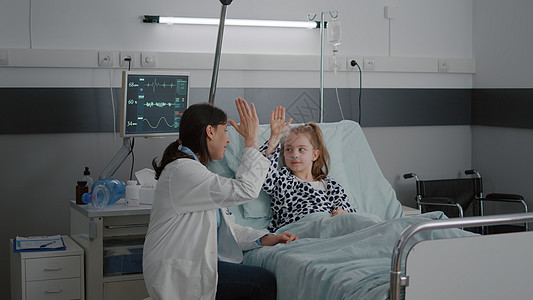 儿儿科女医生在与生病的女病人玩高五岁时放松体力房间咨询女士顾问保健考试临床护士诊断治疗图片