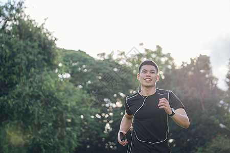 运动自然的健壮年轻男子福利运动装幸福闲暇男人锻炼男性速度慢跑者赛跑者图片