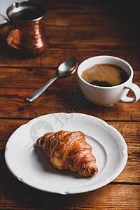 白板和土耳其咖啡杯上的Croissant图片