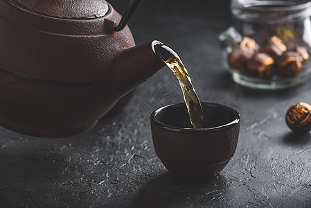 将准备好的红茶煮成茶碗厨房茶壶杯子玻璃开水输液花草食物饮料热饮图片