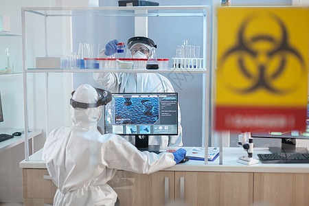 致力于发展病毒治疗的科学家小组工作团员危险团体技术团队个人装备防护实验室技术员眼镜图片