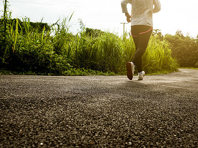 女跑者在马拉松和健身的晨间训练中走上小路 健康生活方式概念 田径运动户外活动 近距离腿部以及活力跑步有氧运动幸福阳光闲暇女士慢跑图片