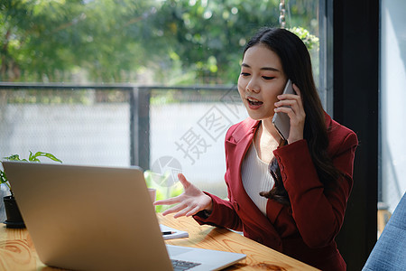 美丽的商业女商务人士向项目做简报 让团队通过手机交谈图片