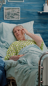 医疗助理与床上有病的老年病人交谈和助手病床考试药剂药品女士护士保健疾病男人图片