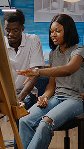 分析花瓶绘画的非洲裔美国艺术家男人美术画架夫妻艺术工作室工艺铅笔女士女孩图片