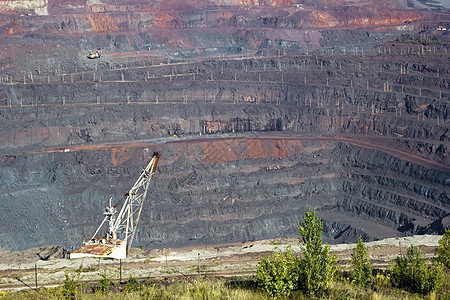 开采铁矿石的工业采石场全景 顶级图片