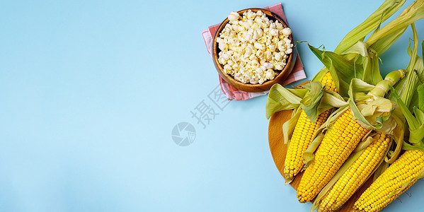 玉米在鳕鱼上 爆米花在蓝色背景 主题农业 玉米种植 收获选择性盐渍剧院焦点食物黑色小吃棒子营养娱乐图片