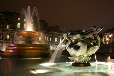 伦敦Trafalgar广场夜间喷泉图片