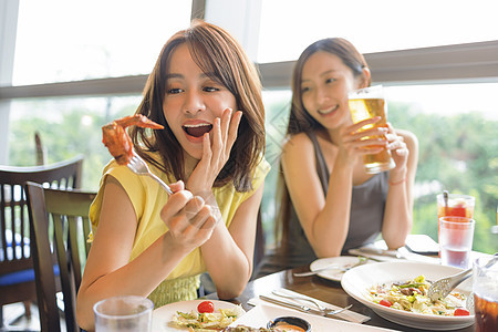 快乐的年轻女子在餐厅享受食物和饮料女性闲暇朋友午餐牛扒沙拉微笑酒精派对女士图片