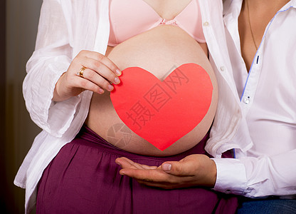 孕妇的腹部上有一张心脏形状的纸 而腹部则有这样的纸图片