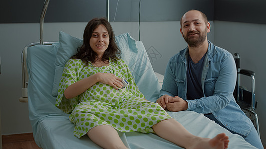 幸福的年轻家庭在医院病房预产期母亲怀孕技术妻子产科劳动夫妻丈夫房间婴儿图片