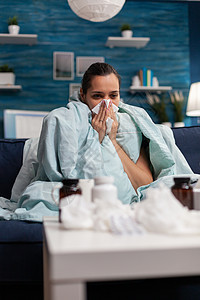 在家中被毛毯包着感染病毒的生病妇女杯子季节流感成人健康治疗药品女孩温度咳嗽图片