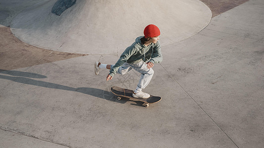青少年玩滑板滑冰场的乐趣 高品质照片图片