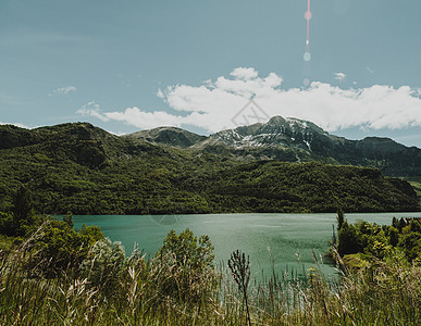 环绕着山体环绕的风景湖泊图片