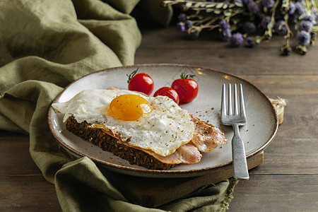 早餐 鸡蛋培根西红柿角高图片