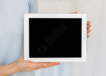 女性用黑色空白屏幕持有平板电脑 高品质照片图片