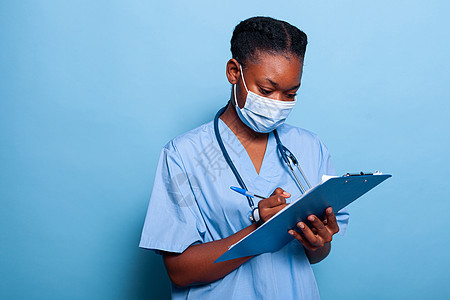 身戴防冠状病毒保护性医疗面罩的非洲美洲治疗护士护理师图片