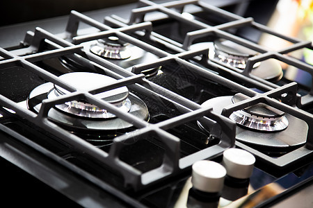 新的现代燃气炉 厨房有4个燃烧炉 不锈钢表面是厨房灶台金属气体家庭器具火炉格栅炊具食物电器图片