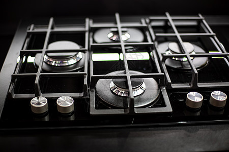 新的现代燃气炉 厨房有4个燃烧炉 不锈钢表面是厨房炊具丁烷烹饪器具金属气体家庭厨卫食物格栅图片