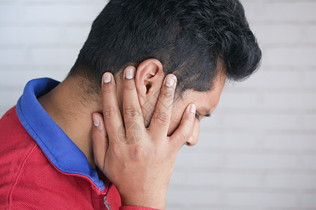 有耳痛的年轻人 抚摸着他痛苦的耳朵疼痛男生挫折疾病压力医疗解剖学噪音图片
