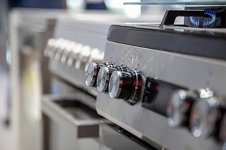 煤气或电炉灶的把手 闭合 侧视图 软焦点煤气灶器具家庭不锈钢食物厨卫厨房炊具烹饪格栅图片