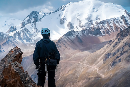 人正在徒步 爬山旅行头盔男性晴天蓝色运动游客天空男人旅游图片