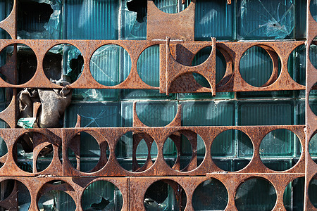 旧工业建筑的墙壁拆除破坏玻璃仓库框架衰变危险风化城市碎玻璃图片