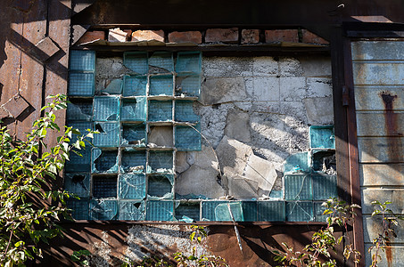 旧工业建筑的墙壁风化拆除工厂碎玻璃窗户破坏损害乡村建造城市图片