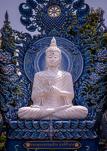 在寺(又称蓝殿)雕刻白色佛像的美丽雕塑图片