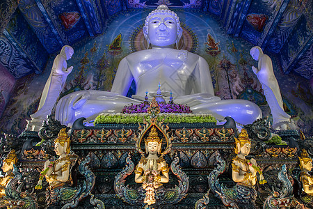 在寺的佛教教堂里 白色巨型佛像雕刻着美丽的雕塑装饰艺术宝塔雕刻品旅行宗教寺庙雕像建筑学信仰图片
