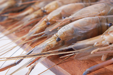 龙虾的尾巴 在桌边的砍刀板上盘子食物生食桌子砧板海鲜图片