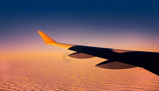 云上方的飞机机翼 从高处查看商业天空空气天气气氛喷射航空旅行窗户蓝色图片
