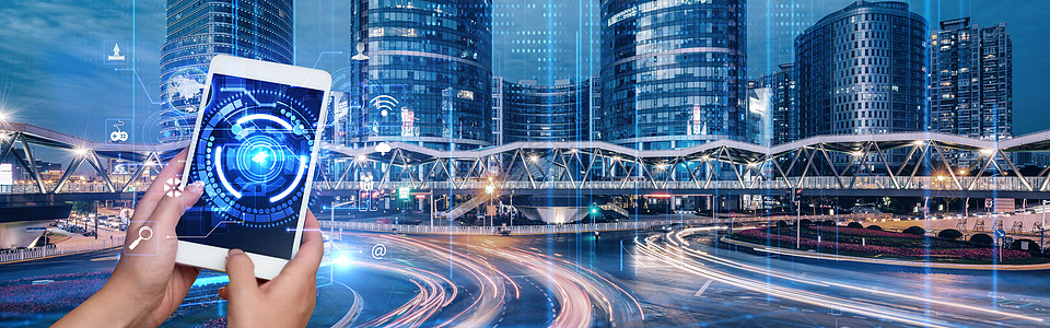 手持手机按下主按钮呈现未来技术的图片 手用数字电话向公众展示现代自动化运动轻轨互联网交通运输夜生活人手城市蓝色路灯图片