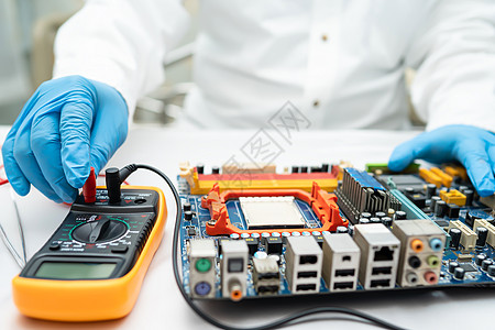 带主板维护修复和检查计算机硬件概念的万用表服务电气电脑电路工程技术员电压母板维修电工图片