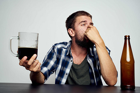 喝醉酒的啤酒男人酒精 酒精情绪男性宿醉挫折成人玻璃饮料瓶子手臂压力休闲装图片