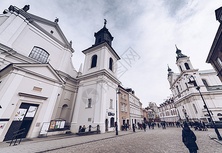 华沙波兰 - 2018年3月 在冬季沿华沙路走着教堂和环钟的人群图片