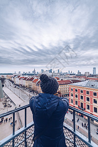 冬季时从塔楼看华沙市中心的旅游者 在冬天地标建筑历史旅行国王全景市场遗产吸引力文化图片