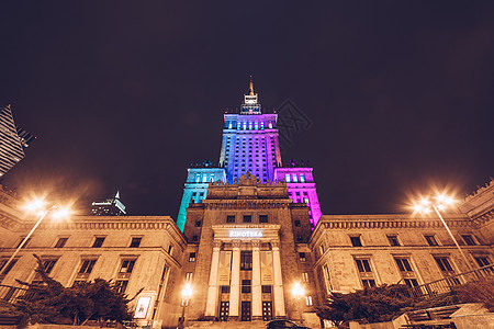 晚上塔和传输线华沙高的高清图片