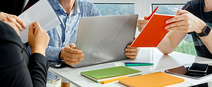 团队在桌上工作笔记本电脑平板电脑手机图片